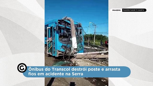 Ônibus do Transcol destrói poste e arrasta fios em acidente na Serra