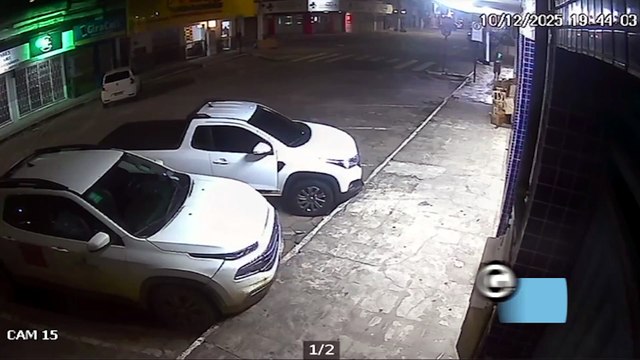 Câmera flagra homem arremessando pedra em carro em Linhares