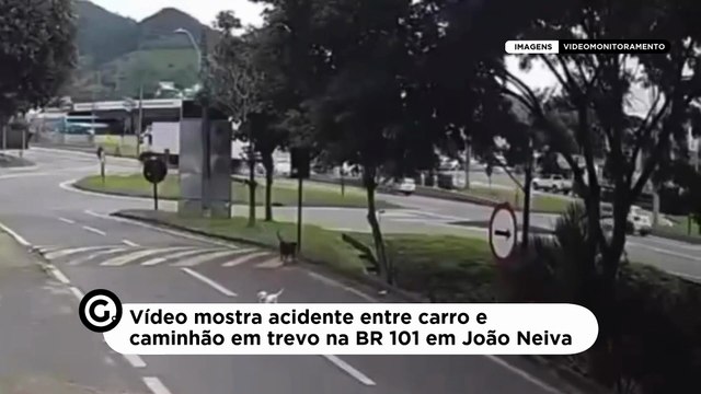Vídeo mostra acidente entre carro e caminhão em trevo na BR 101 em João Neiva