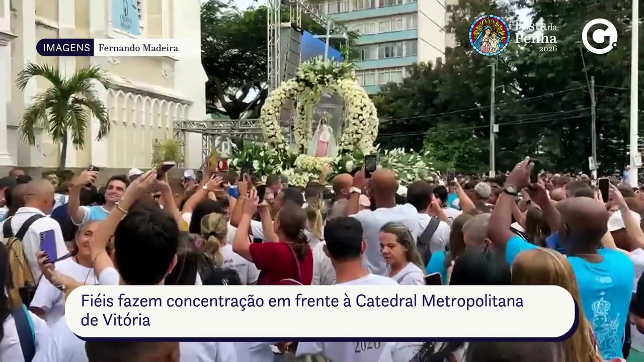 Fiéis fazem concentração em frente à Catedral Metropolitana de Vitória