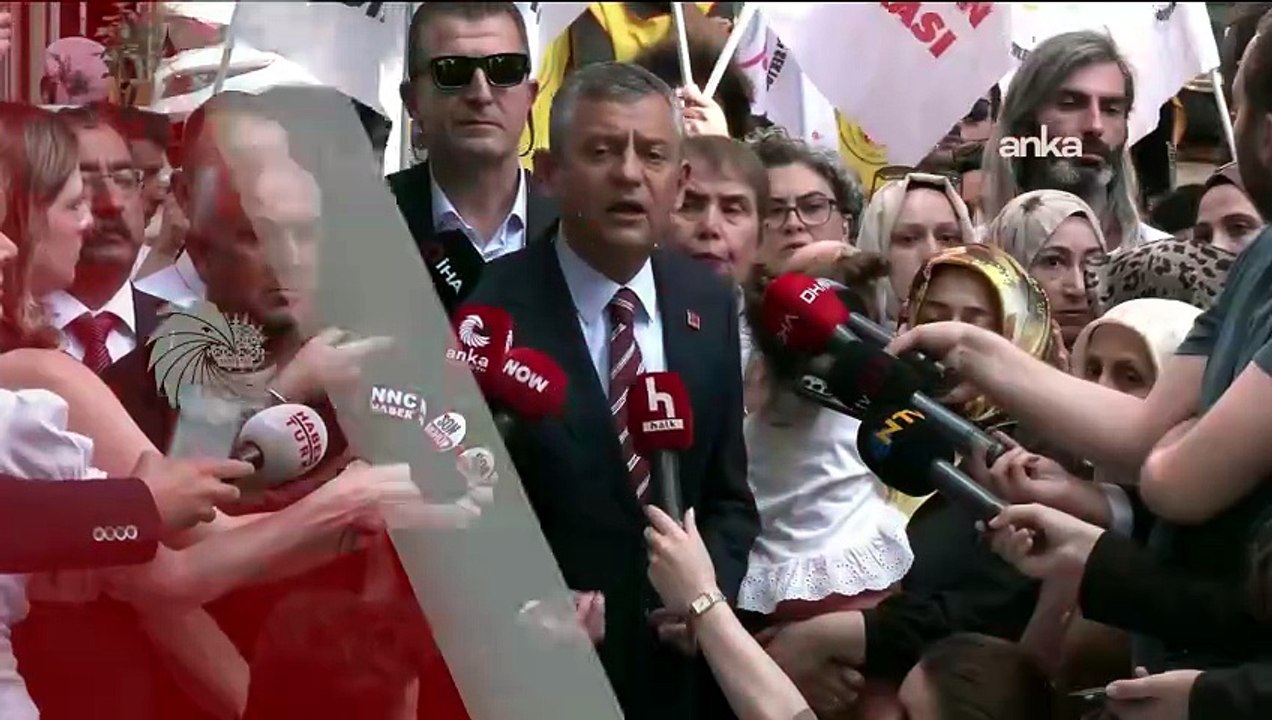 Özel'den açlık grevindeki öğretmenlere ziyaret: Sözünüzü tutun haklarını verin, bu işin siyaseti yok