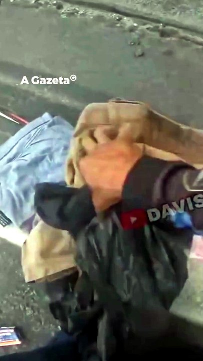 Motoboy registra momento de acidente entre carretas em Cariacica