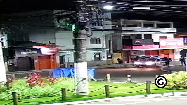 Bandidos usam carro para arrombar e roubar loja de celulares na Serra