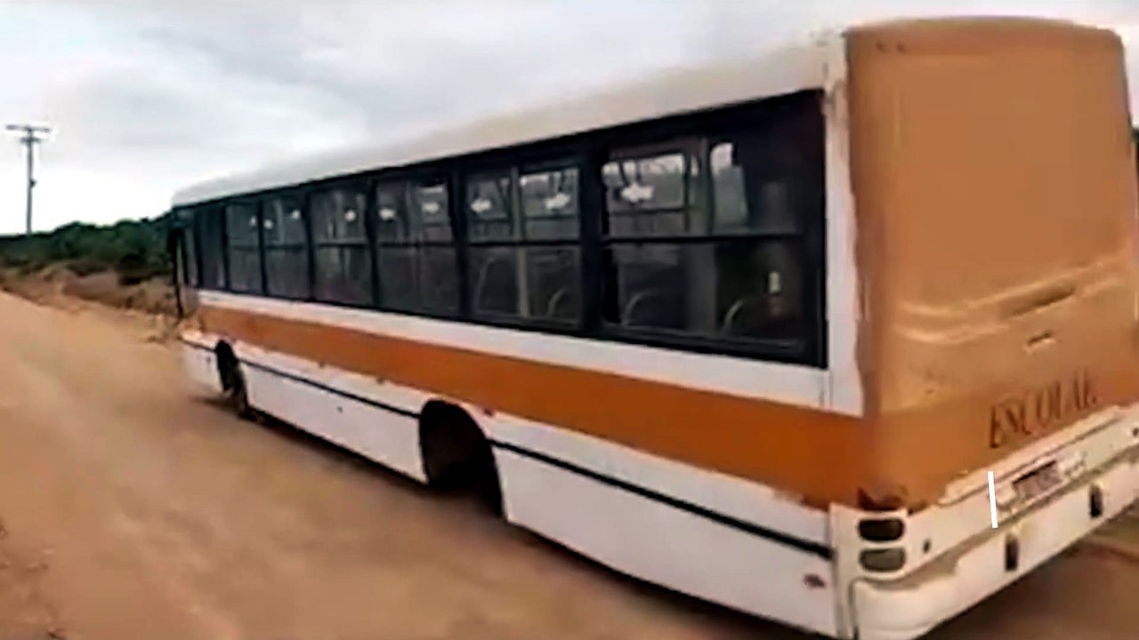 Roda de ônibus escolar se desprende durante trajeto em Rio Bananal