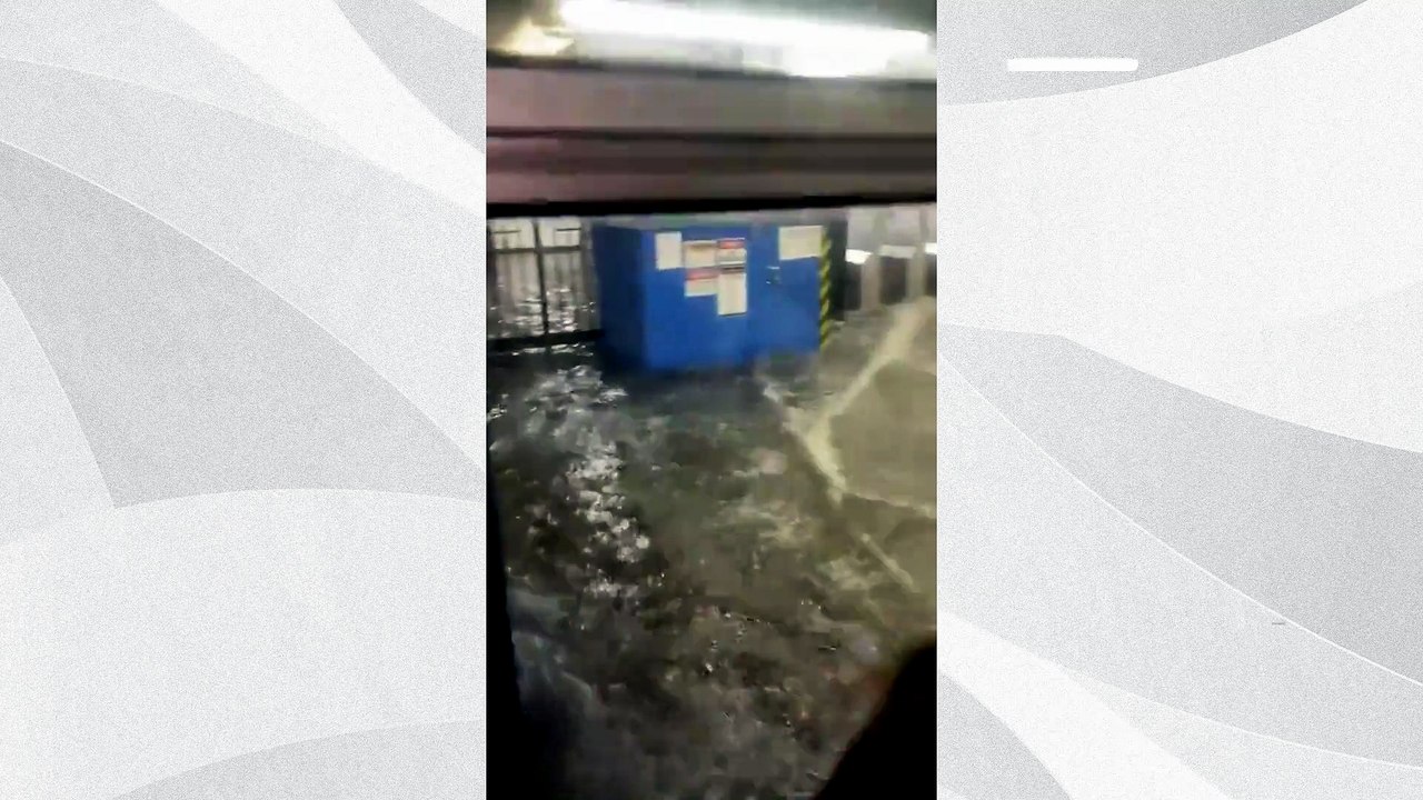 Chuva alaga estação de metrô em Nova York