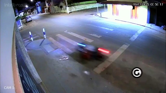 Vídeo mostra acidente com motociclista em Pinheiros