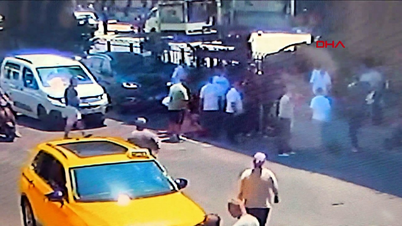 Yolun karşısına geçmeye çalışırken 2 aracın altında kaldı