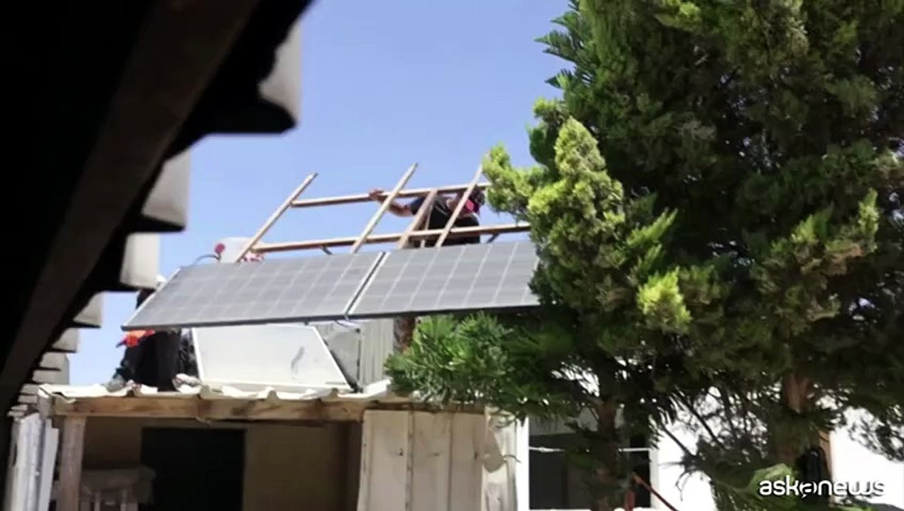 Israele, gli abitanti di un villaggio beduino demoliscono le loro case