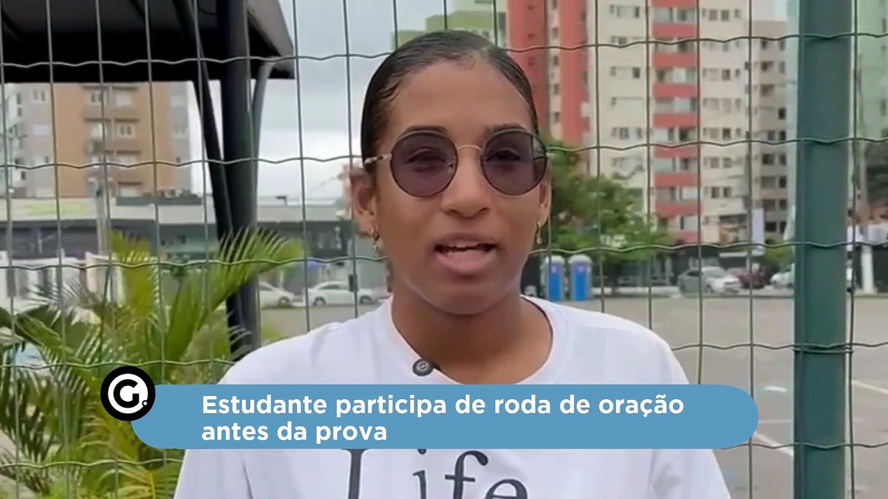 Estudante participa de roda de oração antes da prova