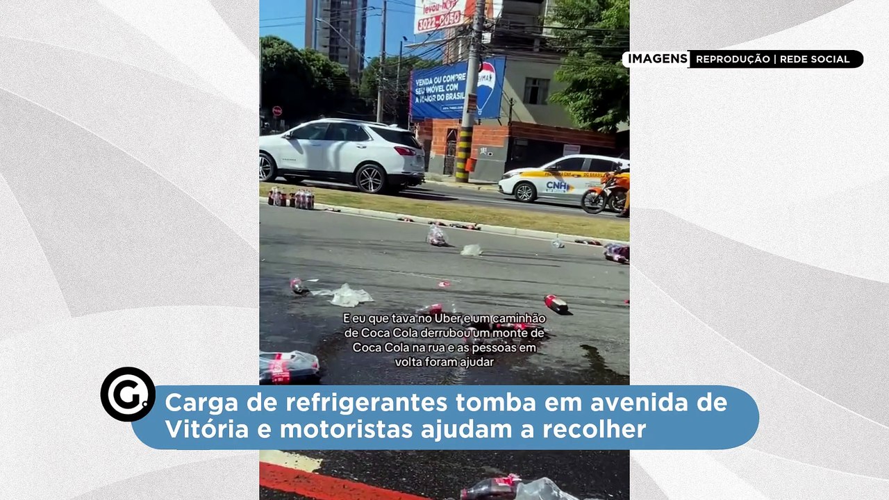 Carga de refrigerantes tomba em avenida de Vitória e motoristas ajudam a recolher