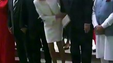 Trump auxilia a Brigitte Macron durante la foto oficial de líderes del G7