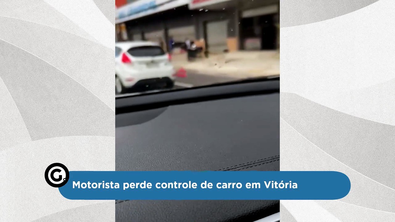 Motorista perde controle e bate em proteção de ciclovia em Vitória