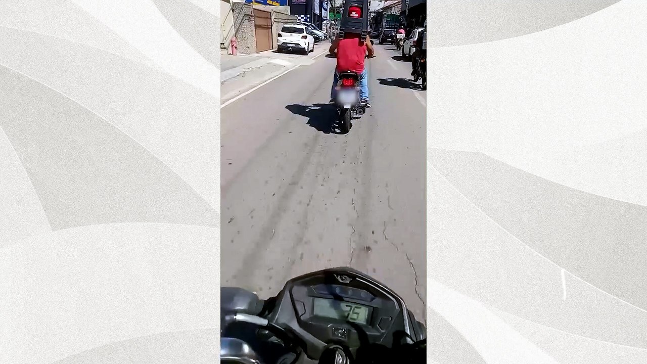 Motociclista é flagrado transportando ‘banquinhos’ na cabeça em Cachoeiro