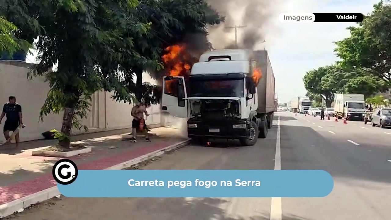 Carreta pega fogo na Serra