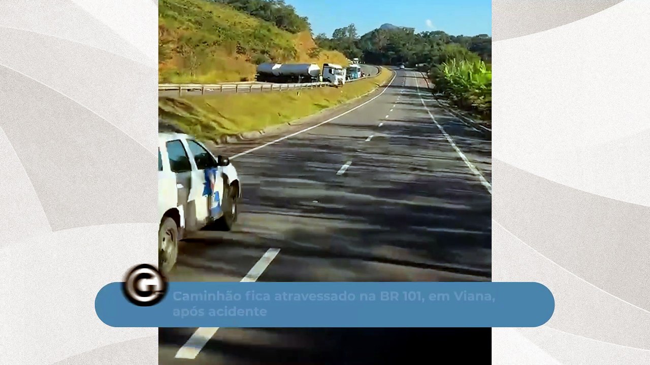 Caminhão fica atravessado na BR 101, em Viana, após acidente