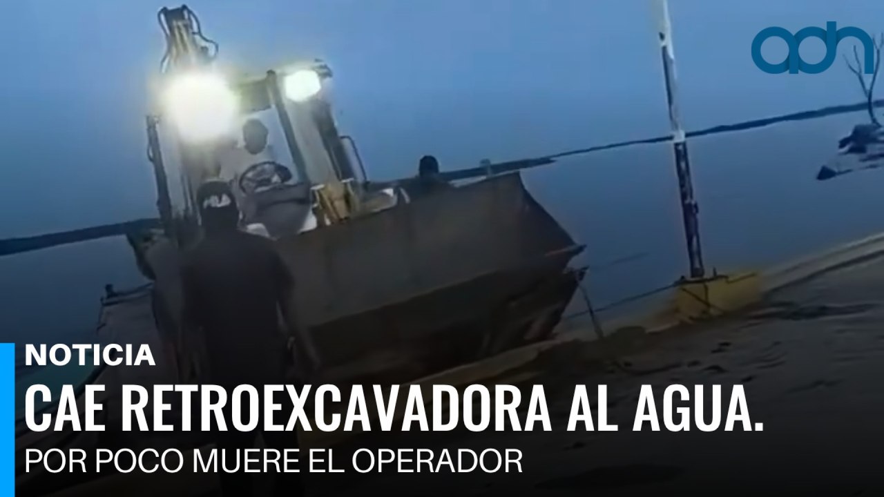 Cae retroexcavadora al agua. Por poco muere el operador
