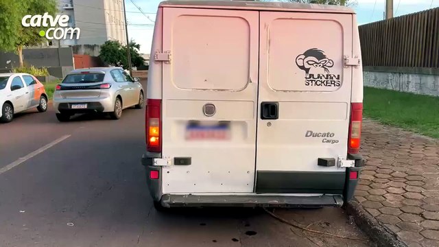 Adolescente fica ferido após bater bicicleta elétrica em van estacionada ao fugir de cachorro em Cascavel