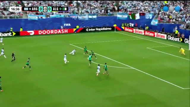 Primer gol de Leo Messi en el partido contra Argelia