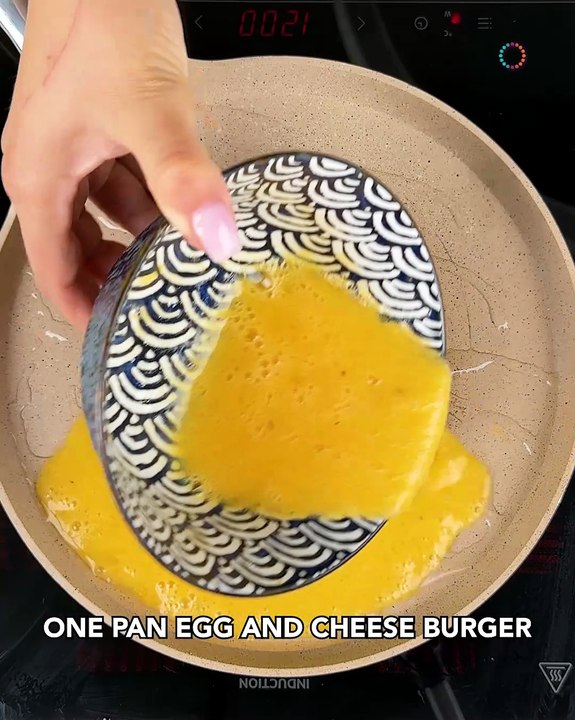 Healthy burger boosted with eggs🍔