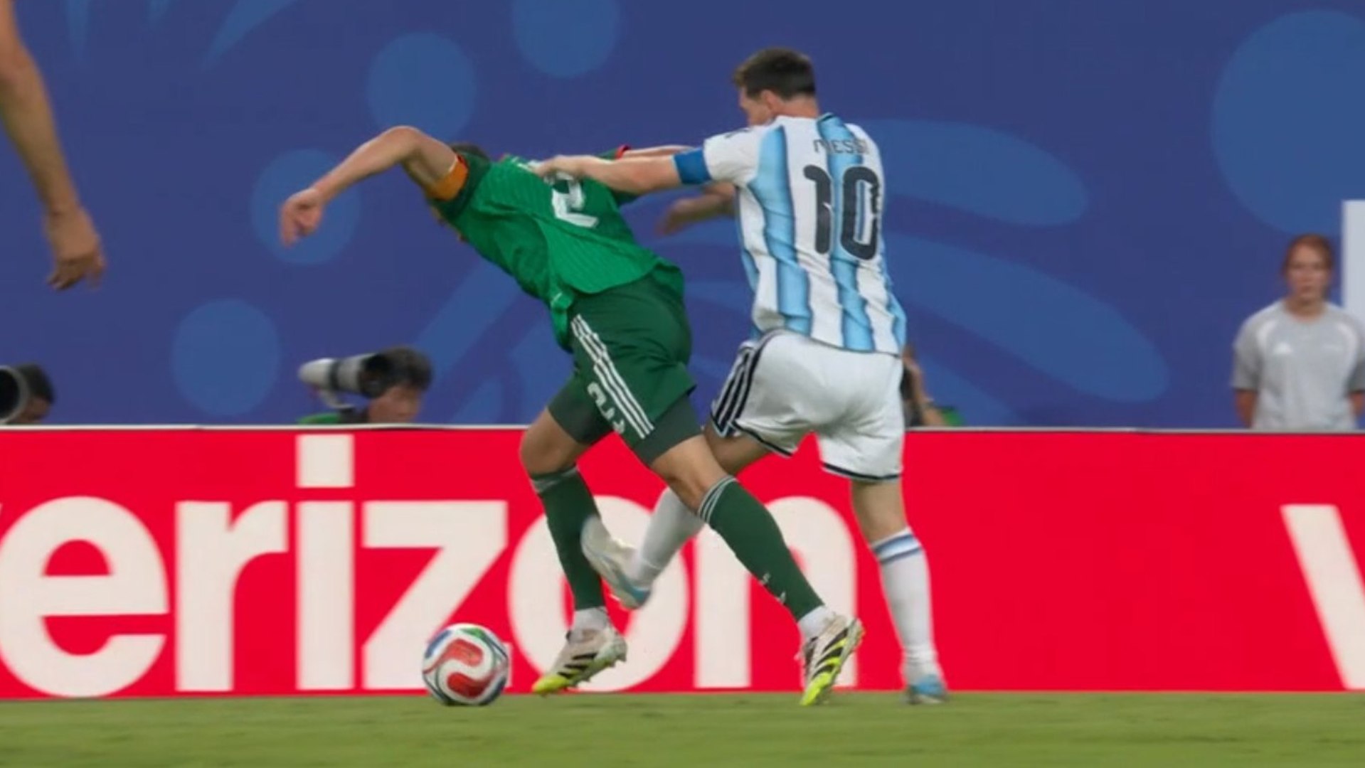Argelia reclama un planchazo de Messi a Mandi