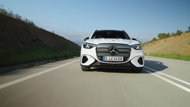 Mercedes-Benz GLC 400 4MATIC with EQ Technology in Opalite white Driving Video