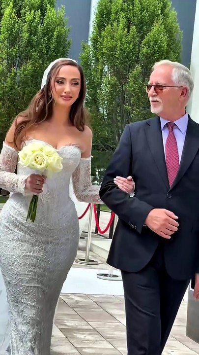 🔵Vajza e këngëtares së njohur Shkurte Fejza dhe Hajrushit,  Agnesa i ka dhënë fund beqarisë duke kurorëzuar dashurinë e saj në një ceremoni të veçantë familjare në zemër të Prishtinës❤