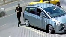 Fatih'te araç içinden turistin çantasını çaldı: O anlar kamerada