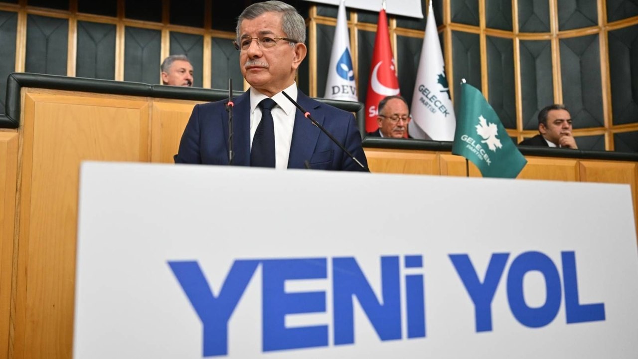 Ahmet Davutoğlu'ndan CHP çıkışı: Belediyeler yolsuzluğa bulanmıştır; temizlenmedikçe ana muhalefet partisi temiz siyaset iddiasında bulunamaz