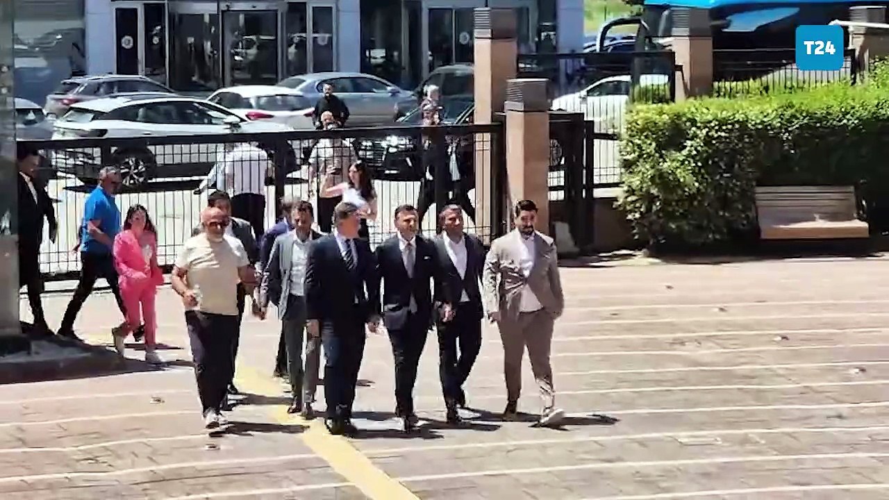 Özgür Çelik ve Murat Emir kurultay imzalarını teslim etmek için Genel Merkez'de