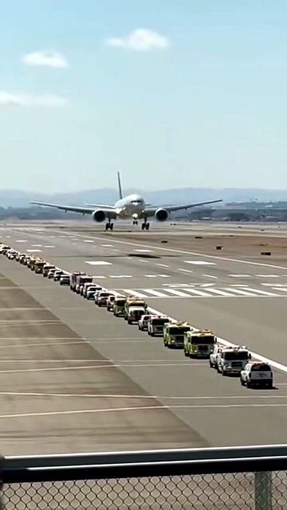 “Daytime Runway Impact   Hard Landing Under Full Emergency Watch” #EmergencyLanding #RunwayChaos #AirportResponse #HardLanding #AviationFootage