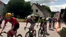 Un Scooter PMR traverse pendant une Course de vélos