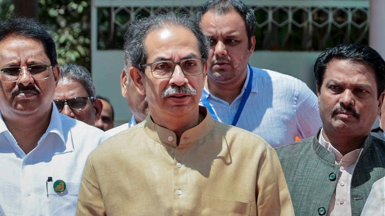 लोकसभा स्पीकर ओम बिरला को सौंपा पत्र: शिंदे गुट में विलय करेंगे शिवसेना यूबीटी के 6 बागी सांसद!