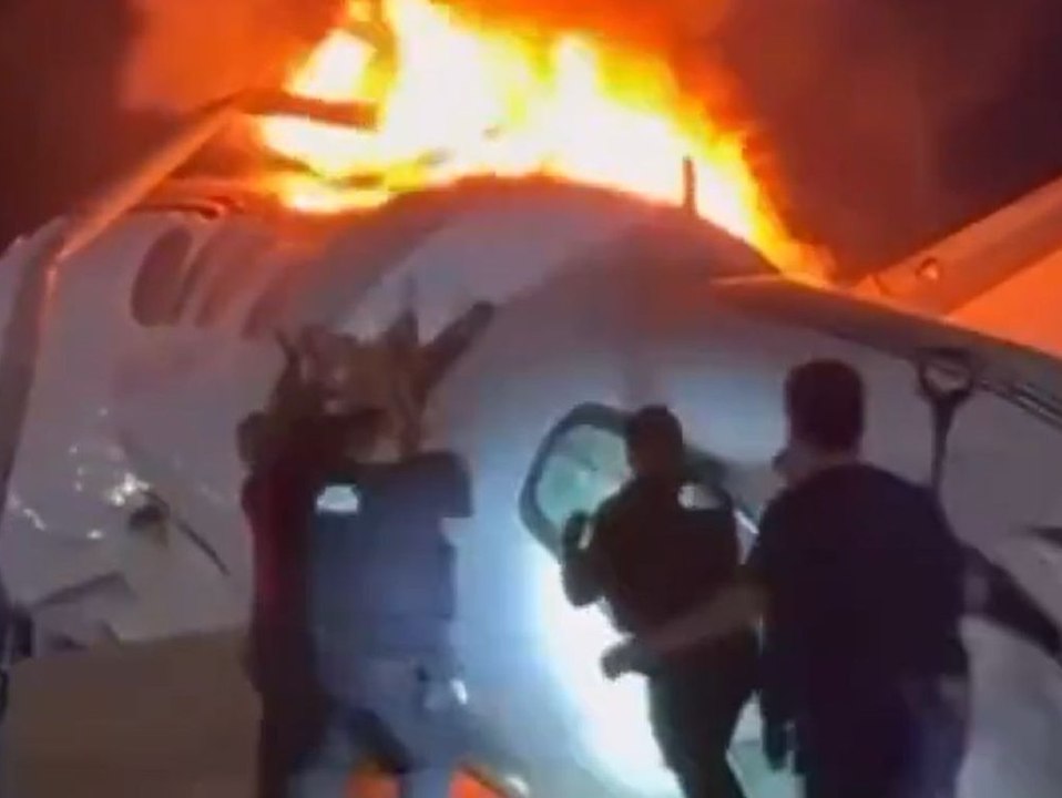 Schock-Video zeigt Absturz: Privatjet kracht auf Autobahn