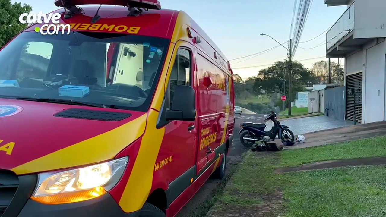 Motociclista fica ferida em batida entre carro e moto no bairro Veneza, em Cascavel