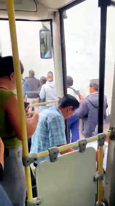 Buses del Metropolitano quedan varados en el ingreso a la Estación Central.