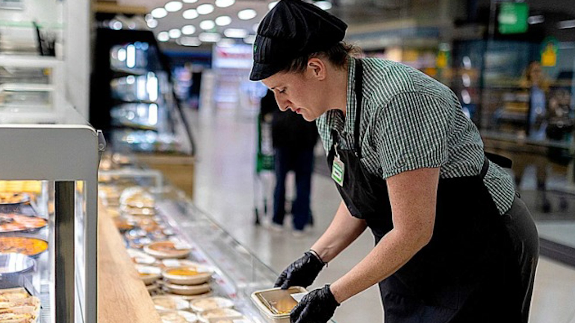 "Restaurantes encubiertos" frente a "zonas de descanso": el fenómeno de los mercaurantes enfrenta a hosteleros y supermercados