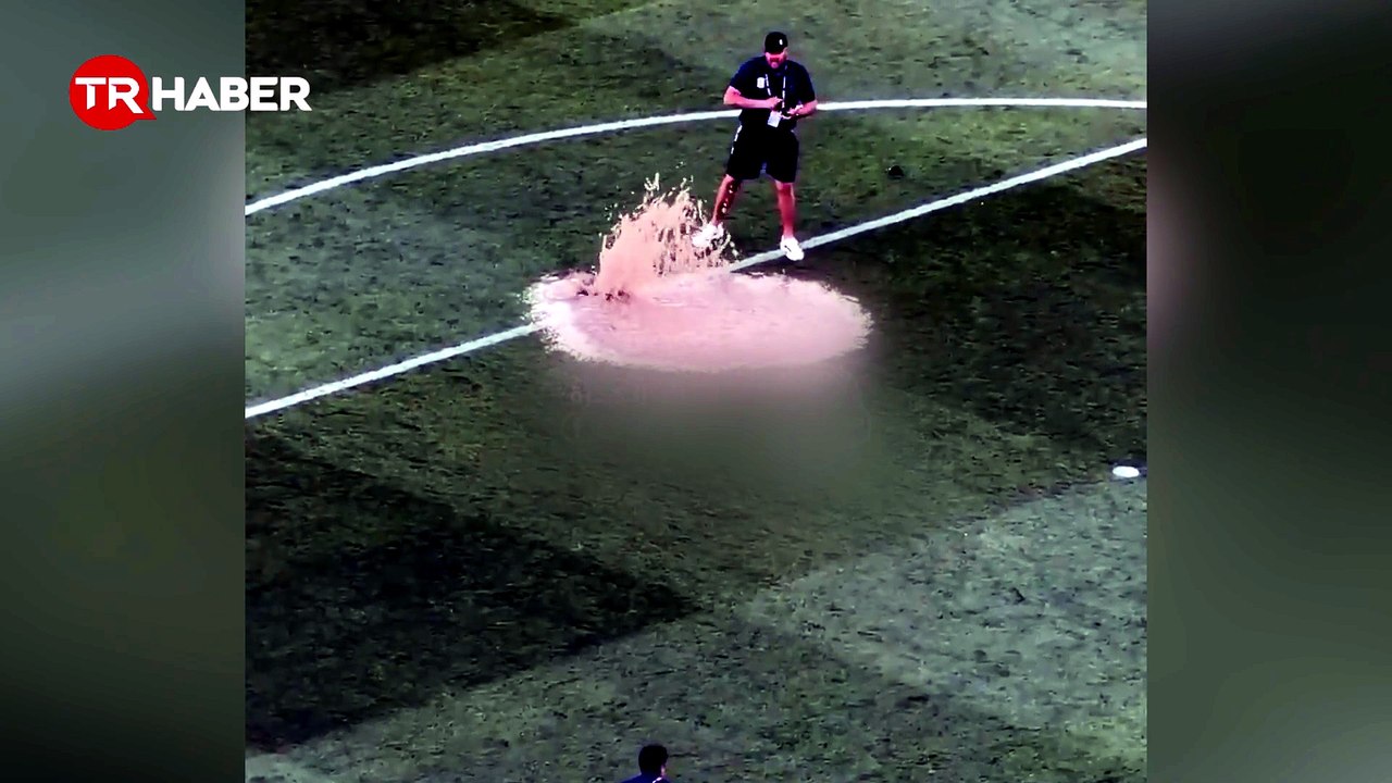 Dünya Kupası'nda şaşırtıcı anlar: Sahanın ortasında su borusu patladı