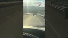 80 kilometre hızla giden aracı sollayan traktör sürücüsü kamerada