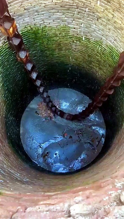 💧⚙️ Ancien système d’irrigation à roue hydraulique. 🌾🏞️