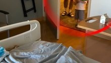 Ce petit garçon entre dans la chambre d’hôpital et rencontre son petit frère pour la première fois