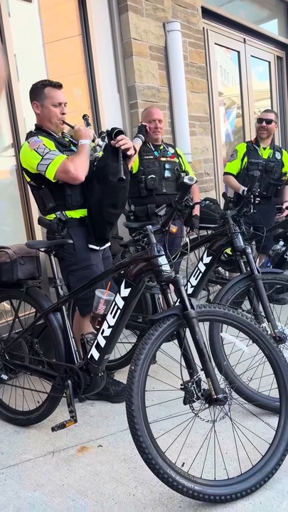 Boston cop tries playing bagpipe w/ Scottish Wo...