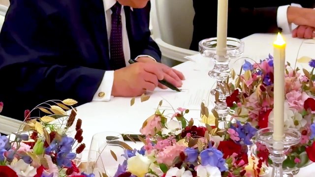 Trump firma l'accordo Iran-Usa alla cena di Versailles. Macron: Bravo - Video
