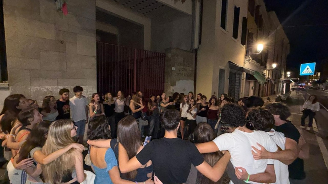 I maturandi cantano "Notte prima degli esami" e canzoni di Celentano abbracciati davanti al liceo