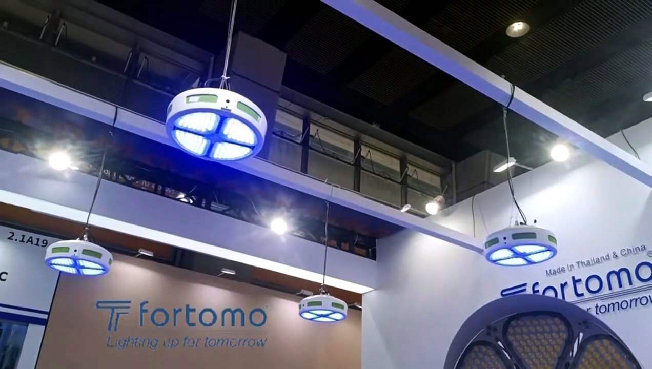 What is the difference between high mast light and flood light?