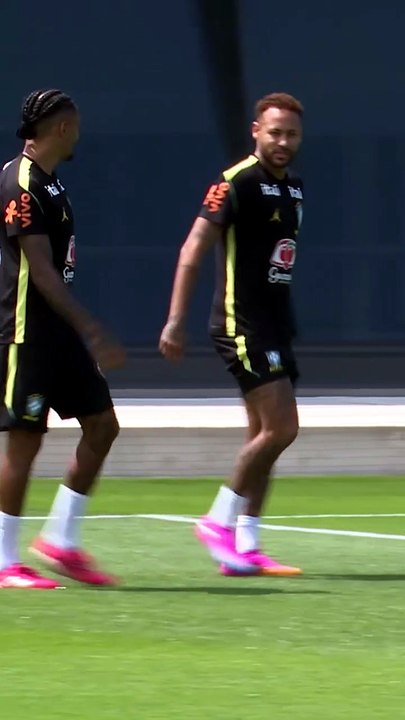 Une haie d'honneur et des sprints : la journée de Neymar à l'entraînement