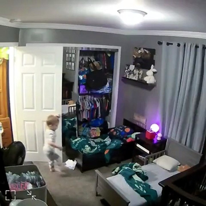 😂🏃‍♂️ Il pensait avoir réussi à échapper à sa mère… mais elle l’a rapidement rattrapé ! 😅👩‍👦💨