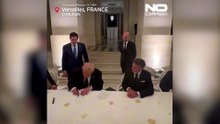 Видео: момент подписания Трампом соглашения США и Ирана в Версале