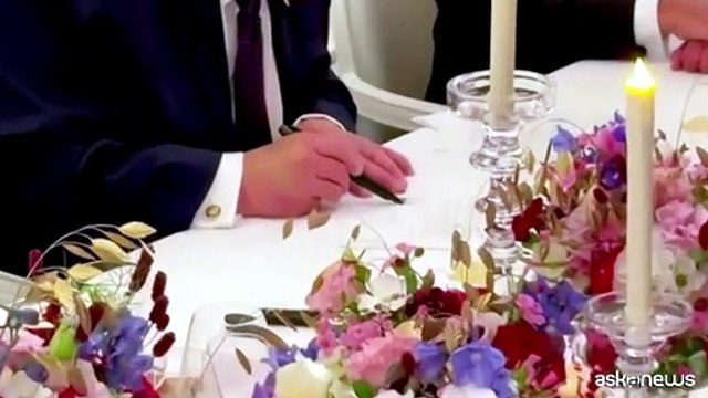 Trump firma a Versailles il memorandum d'intesa con l'Iran