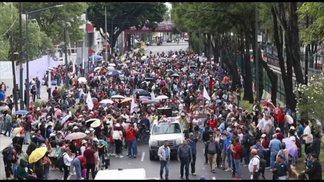 Messico, la protesta degli insegnanti in marcia verso lo stadio