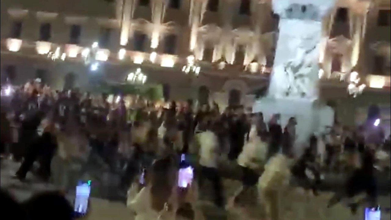 Maturit?, la corsa degli studenti sassaresi attorno alla statua di Vittorio Emanuele II